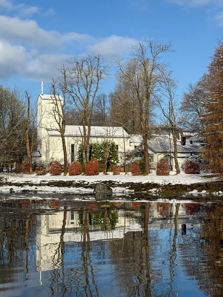 Vår Frue kirke i Ålesund sett over vannet om vinteren
