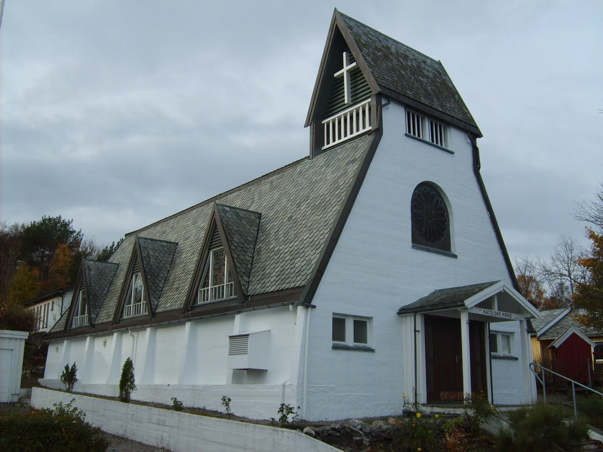 St. Eystein kirke i Kristiansund med hele langsiden, tårnet og inngangen