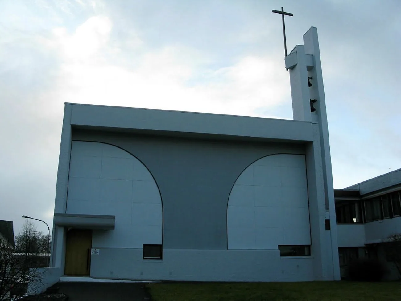 St. Torfinn kirke i Levanger sett forfra med klokketårn og kors