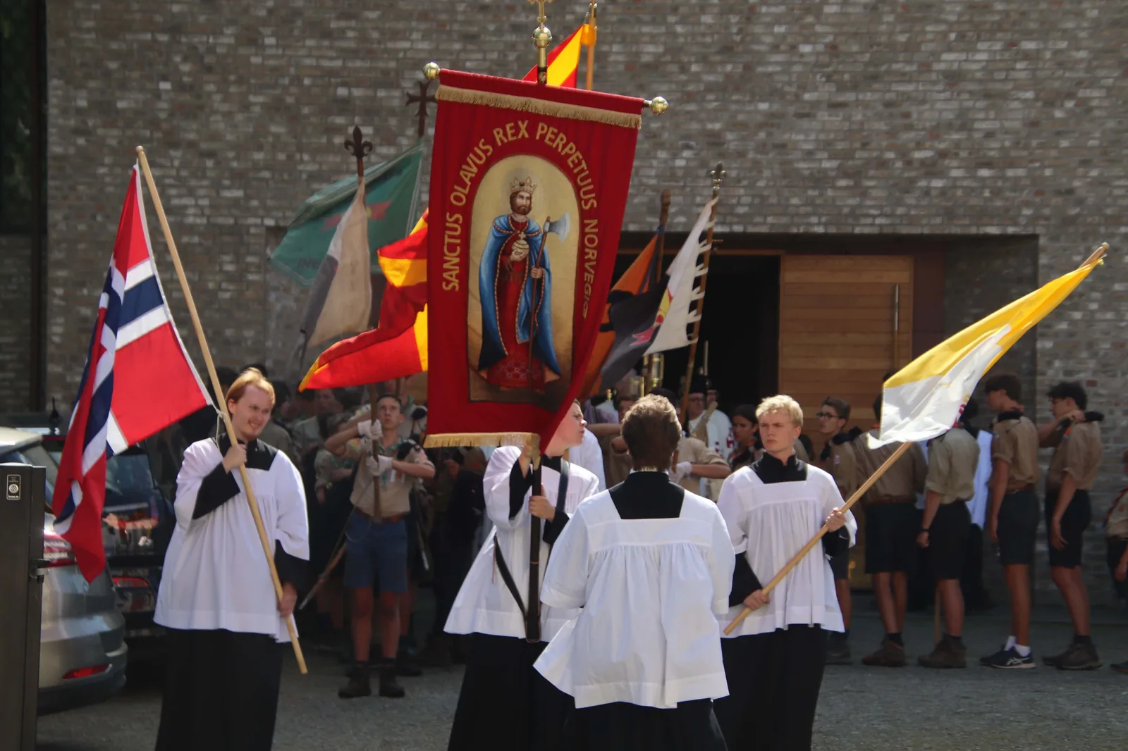 St. Olav-fanen, det norske flagget og ministranter under olsokfeiringen