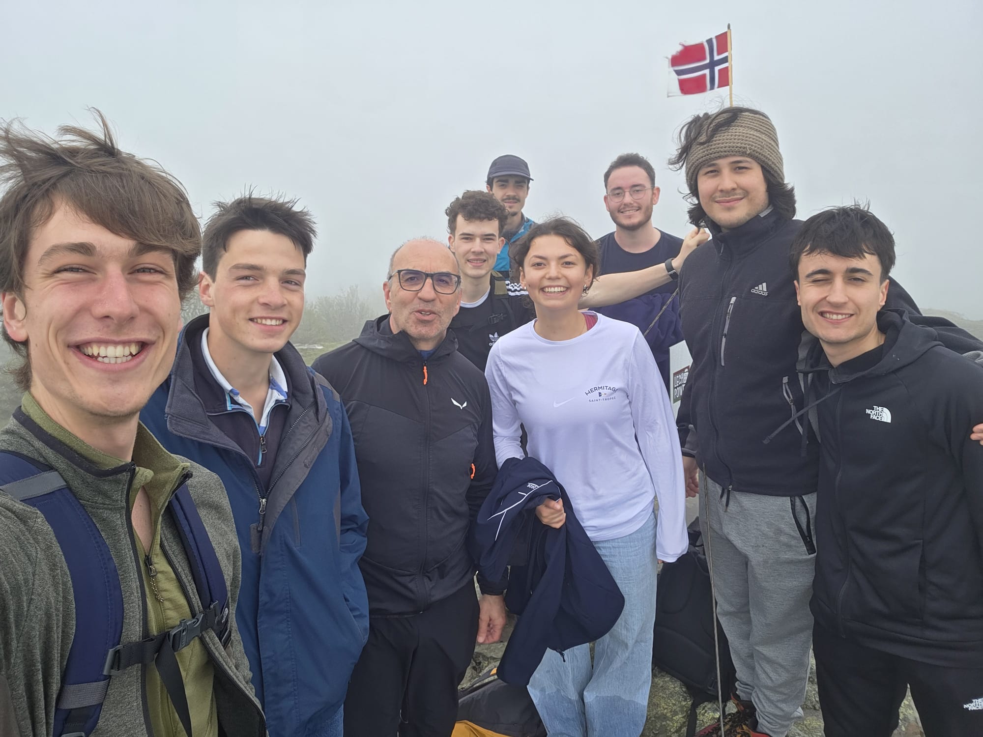 Pepe sammen med en gruppe studenter på tur